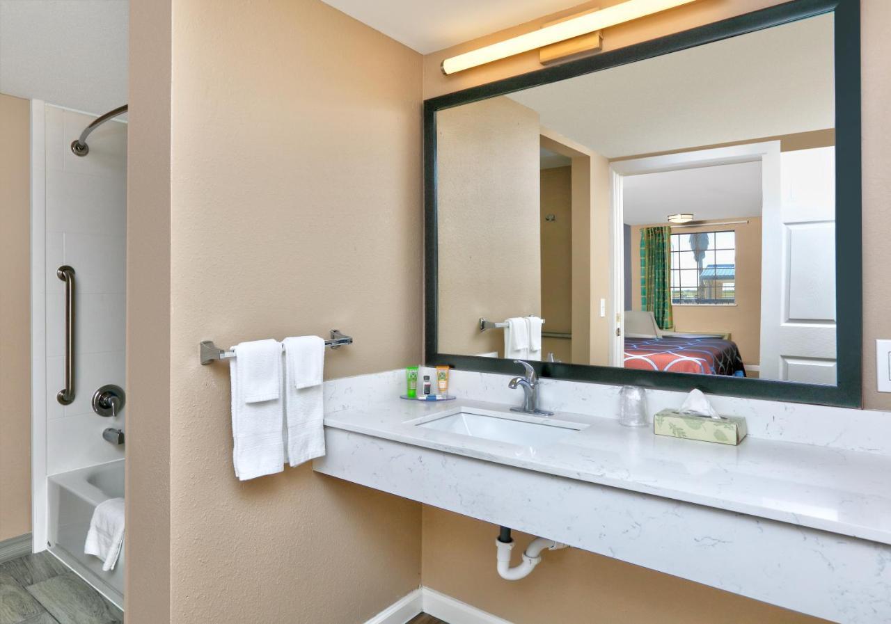 מלון Super 8 By Wyndham Victoria - South - Hwy 59 מראה חיצוני תמונה