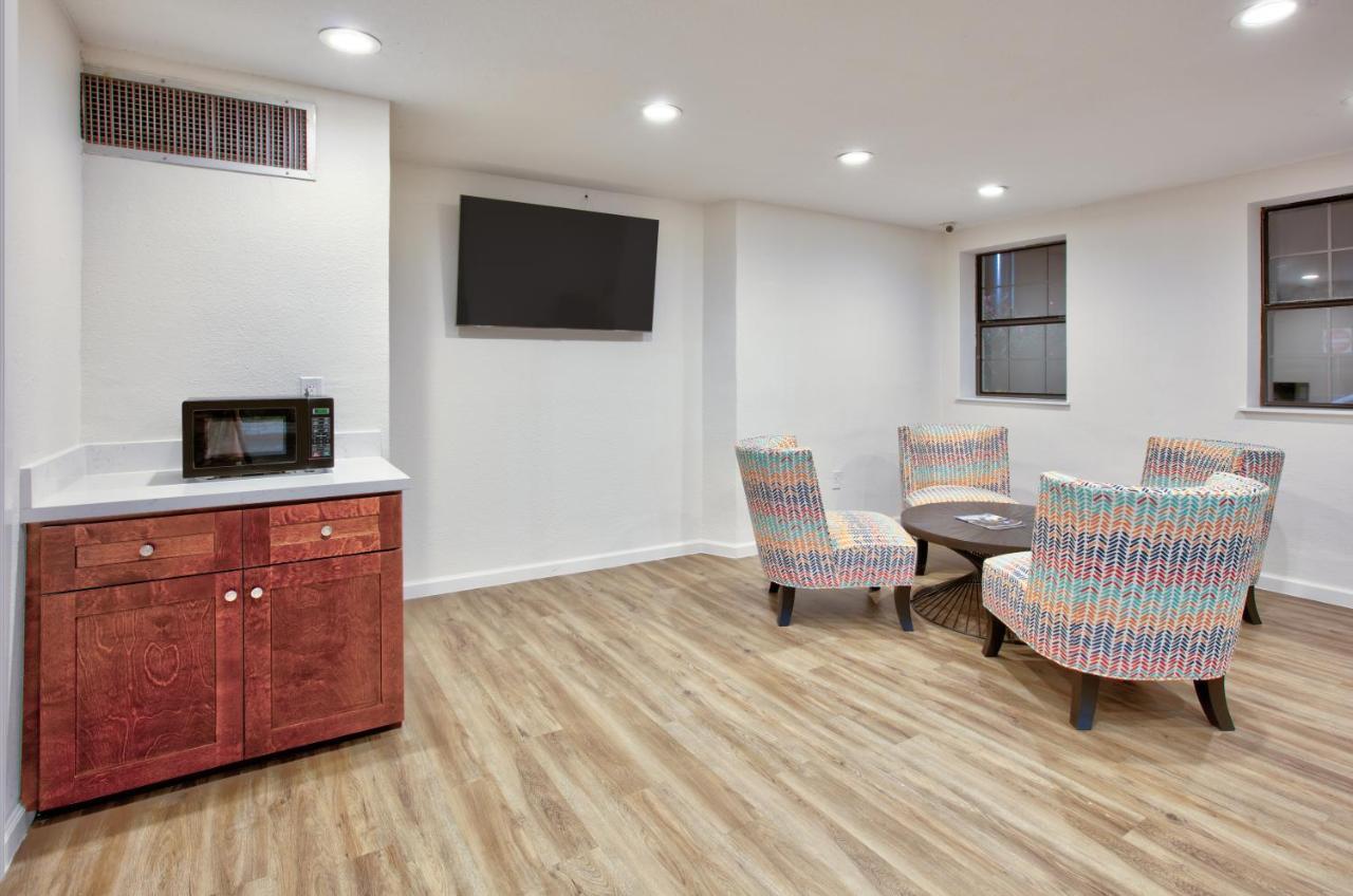 מלון Super 8 By Wyndham Victoria - South - Hwy 59 מראה חיצוני תמונה